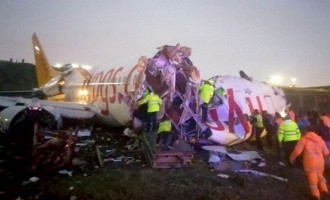 Boeing 737 катастрофира при кацане в Истанбул (обновена)