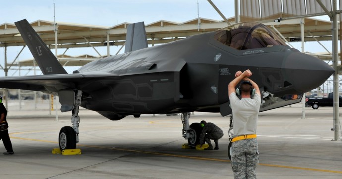 Секретарят по отбраната на САЩ критикува F-35