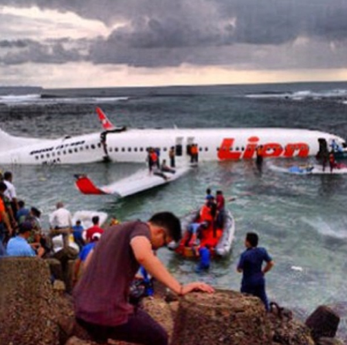 Boeing 737 се приземи в морето
