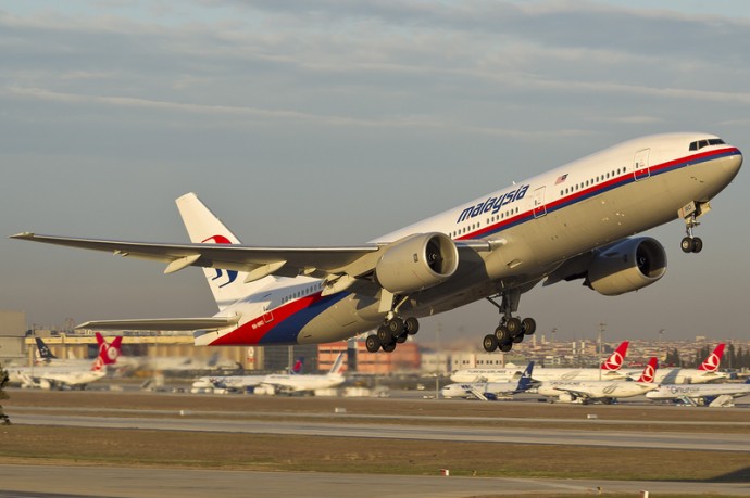Възобновяват търсенето на полет MH370