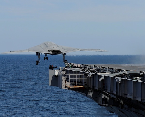 X-47B излетя от палубата на самолетоносач