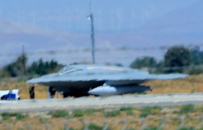 Използва X-47B за изпитания около бъдещия MQ-25